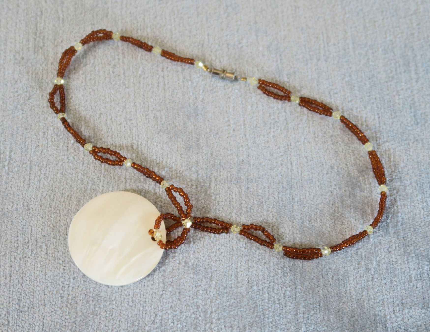 Catenine: Kette Glasperlen, Anhänger Perlmutt – Usato da Brittnau venduto da marlenestone 2