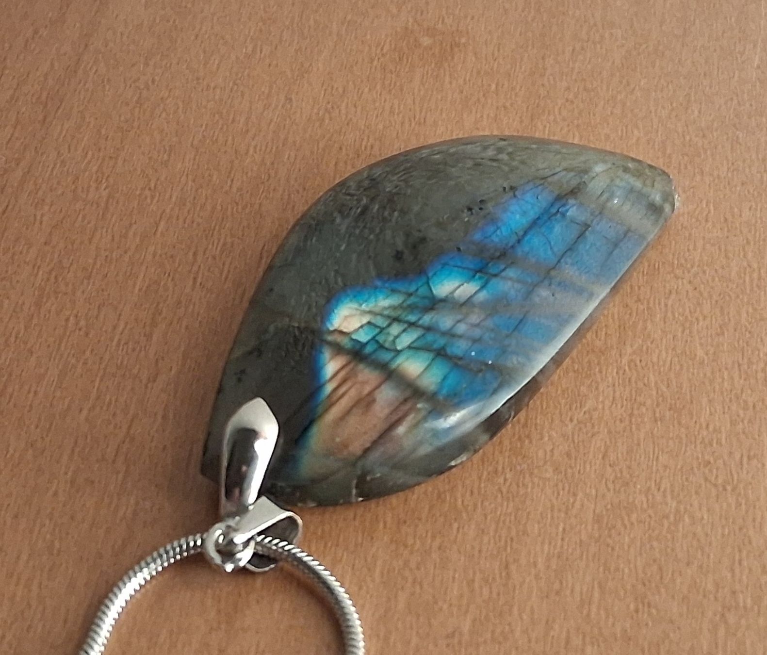 Ketten: Collier avec pendentif en pierre de labradorite – Neu (gemäss Beschreibung) aus St-Imier von supernova21