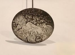 Antike Hutnadel, Jugendstil, Silber: liegendes Mädchen