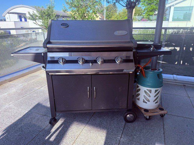 Grills: Gasgrill  mit 4 Brenner und Herdplatte – Gebraucht aus Arbon von Ray123