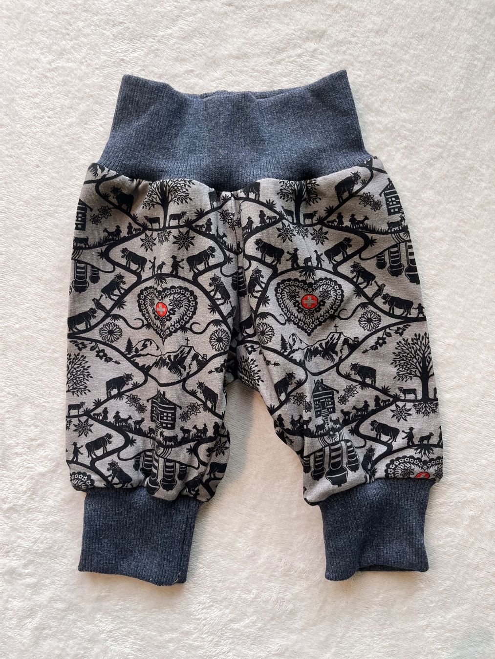 Pantaloni: 1 Kinderhose selbst genäht – Nuovo e nell'imballaggio originale da Büsserach venduto da bor_s88m
