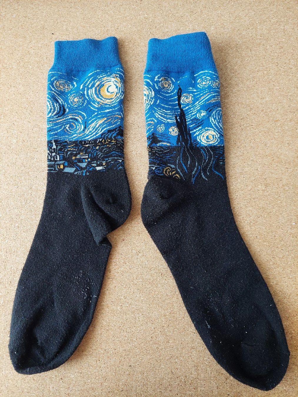Calze: Socken mit Sternennacht Motiv – Usato da Neftenbach venduto da Joyvdberg