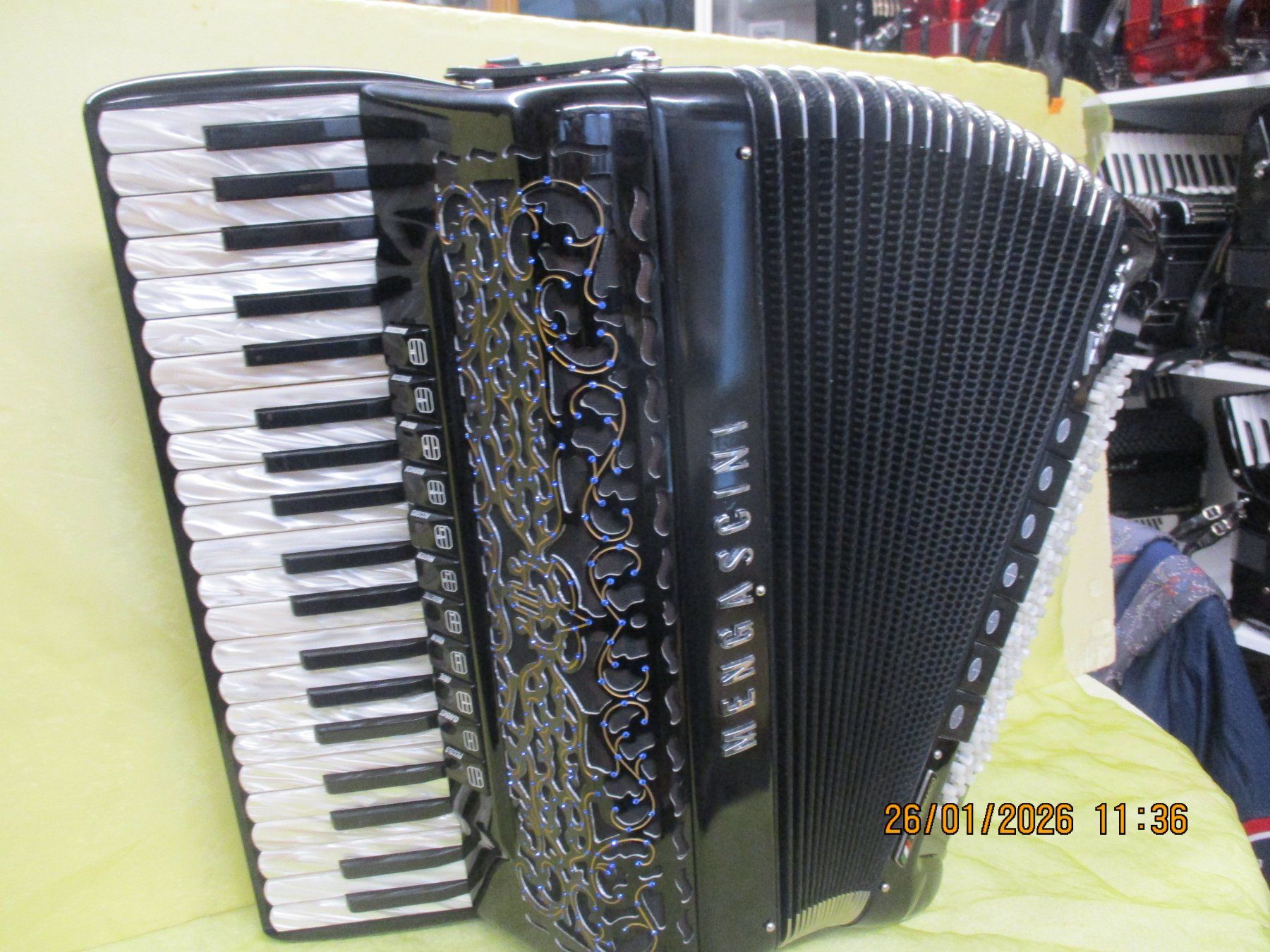 Strumenti musicali: Akkordeon Mengascini Super – Usato da Jegenstorf venduto da Oktavio 5
