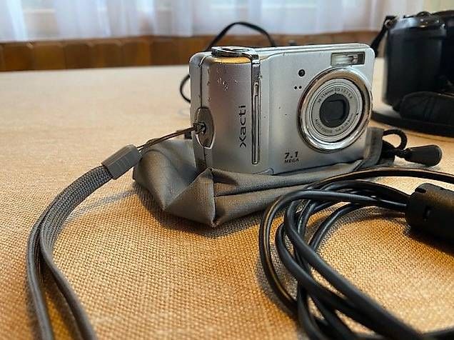 Konica Fotocamera: Kamera / Konica Dimage A 200 und Sanyo Kompact – Usato da Krummenau venduto da Schmudel 1