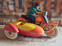 Ancien jouet mécanique en tôle – Moto avec side-car 