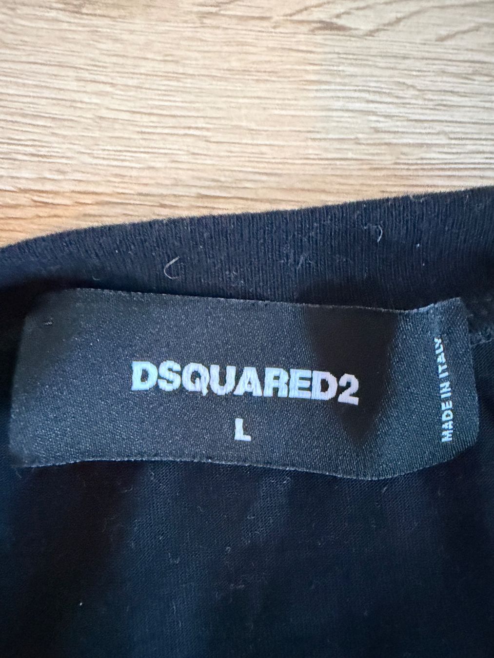 Dsquared2 T-shirt: Maglietta nera Dsquared2, stile casual e alla moda! – Usato da Melide venduto da fashiono5 5