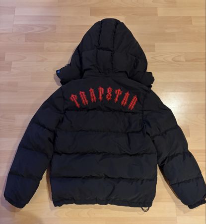 Trapstar Decoded Hooded Puffer Jacket – Schwarz / Rot (S)