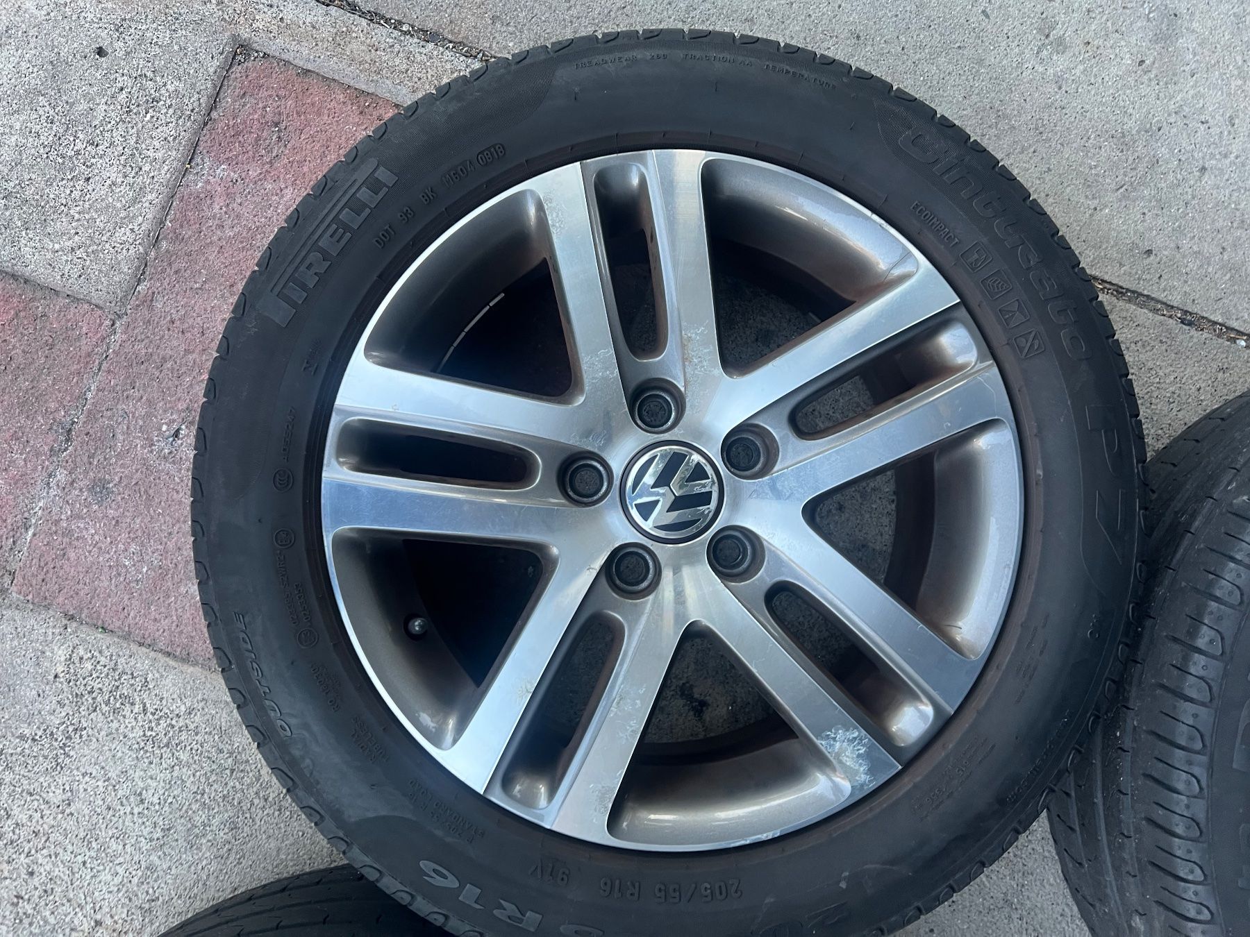 Volkswagen Pneumatici & Ruote complete: VW Golf Eos Jetta Passat Sommerräder – Usato da Jona venduto da Tupi2 3