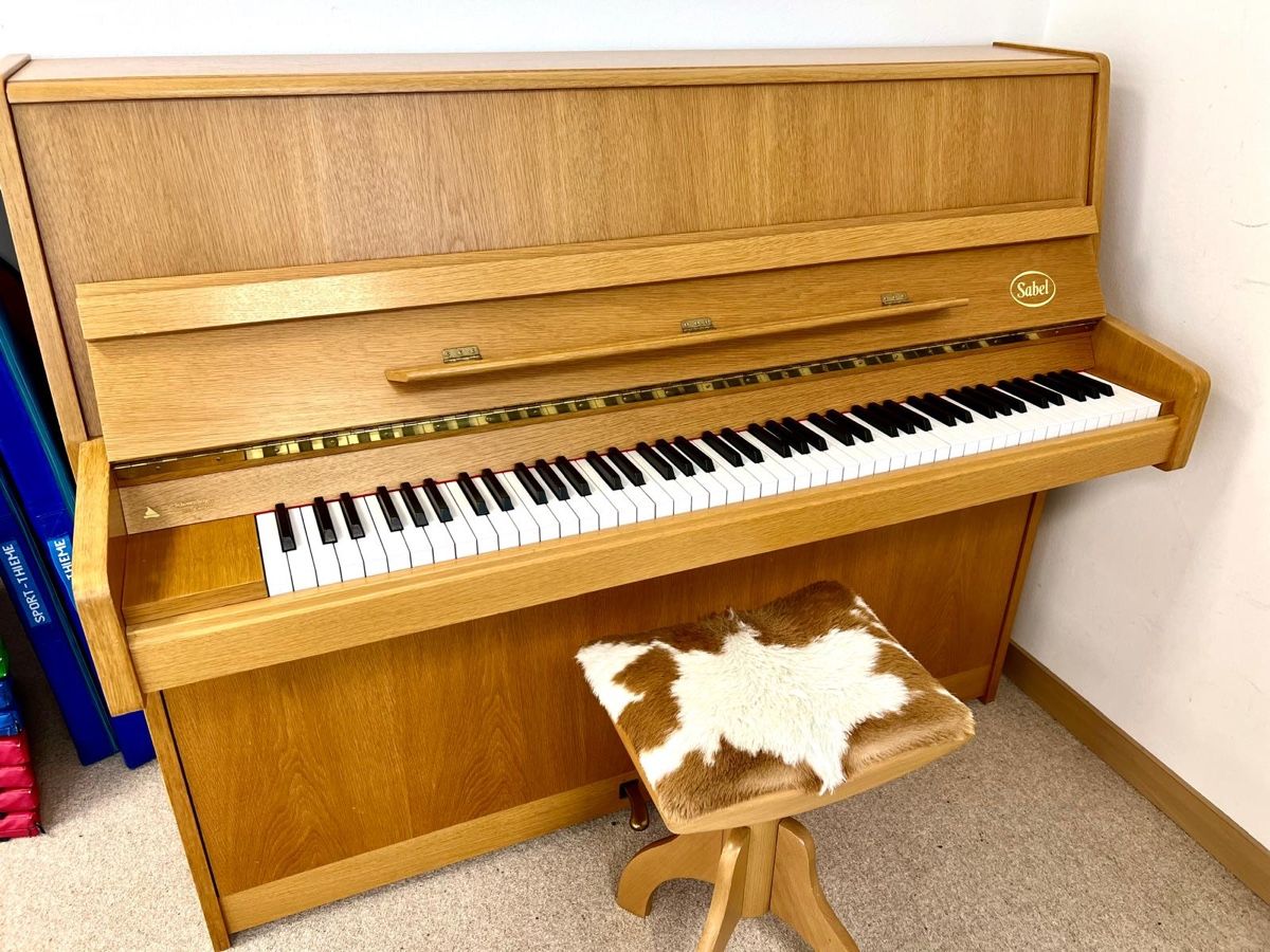 Strumenti musicali: Klavier Sabel mit Hocker sehr gut erhalten – Usato da Dornach venduto da atg_8sw9 1