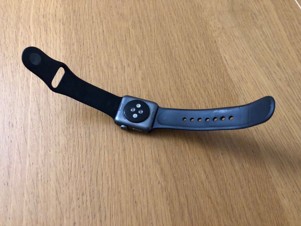 Apple Smartwatch: Apple Watch Series, Akkurestkapazität 97%, Displaydefekt – Défectueux à Aadorf par kar_7xxc 9