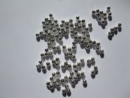 100 Metallperlen, Zwischenperlen, glatt, versilbert, 4mm