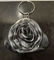 Schwarze Satin Clutch mit grosser Rose und Ring