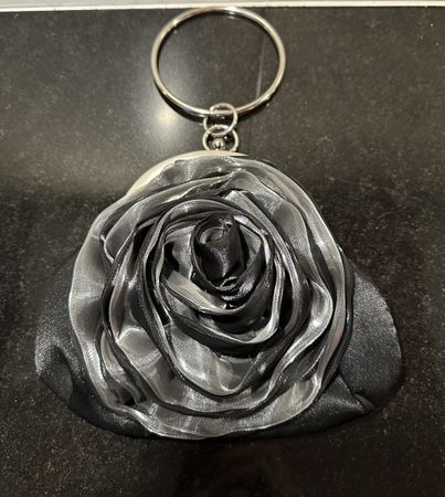Schwarze Satin Clutch mit grosser Rose und Ring