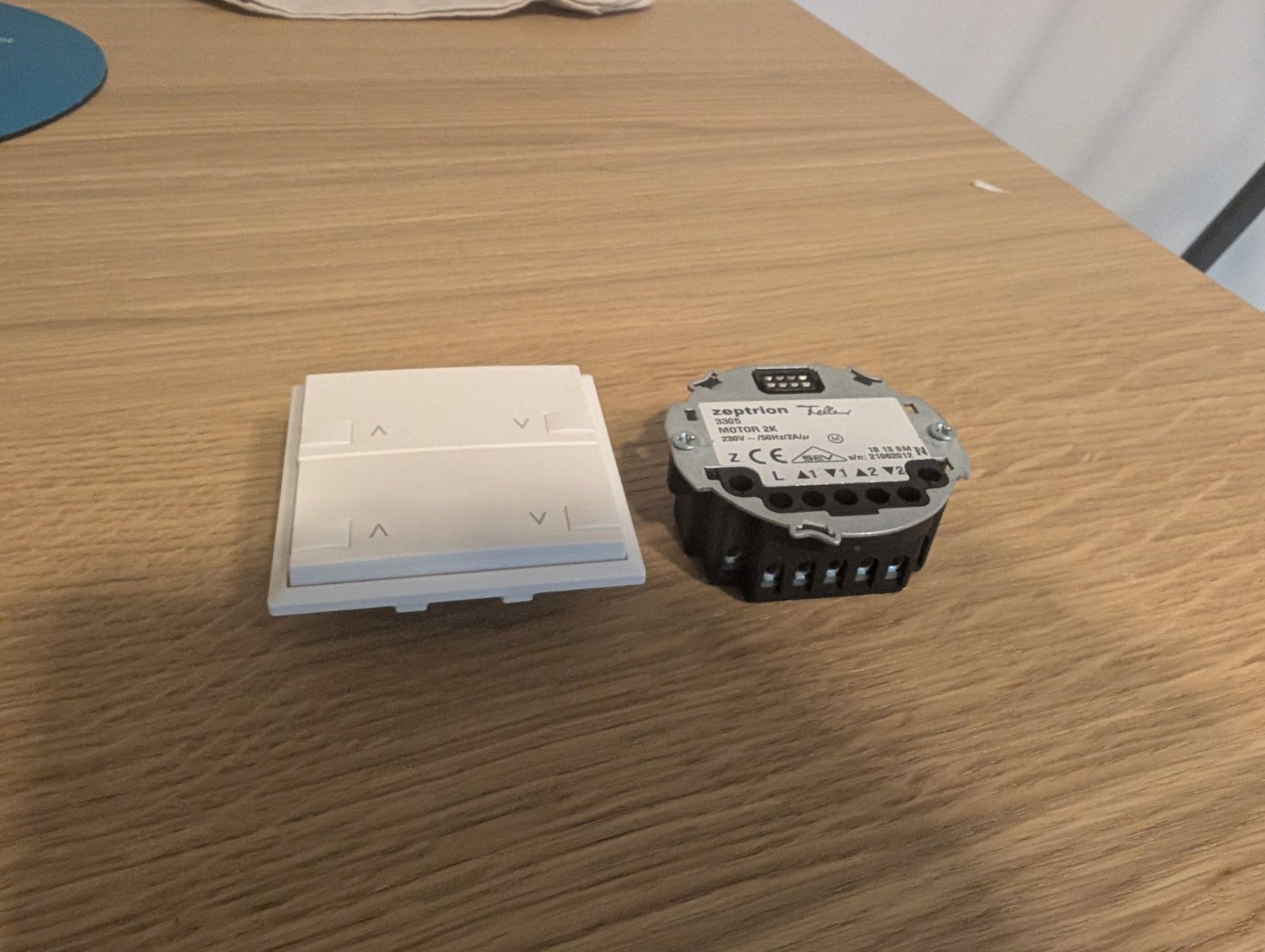 Zeptrion Interruttori: Zeptrion Taster 3305 MOTOR 2K mit Schalter occasion – Usato da Laupen ZH venduto da rem_j8s5