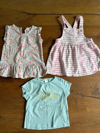 2 Blusen & gestreiftes Kleid – Grösse 86