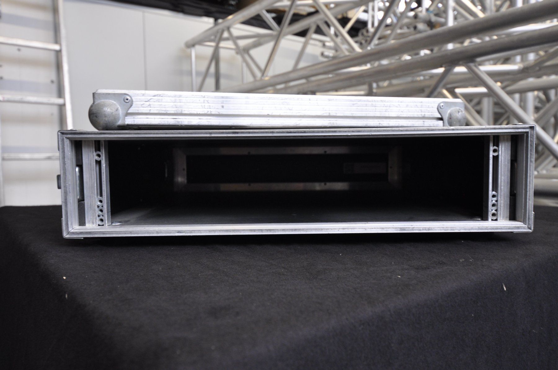 Valigie: Flightcase 19“ 2HE – Usato da Burgdorf venduto da WHITELIGHT3400 1