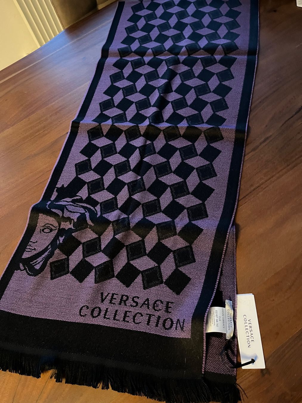 Versace Foulard & Sciarpe: Versace Collection scarf new with label – Nuovo e nell'imballaggio originale da Bôle venduto da lau_wc66