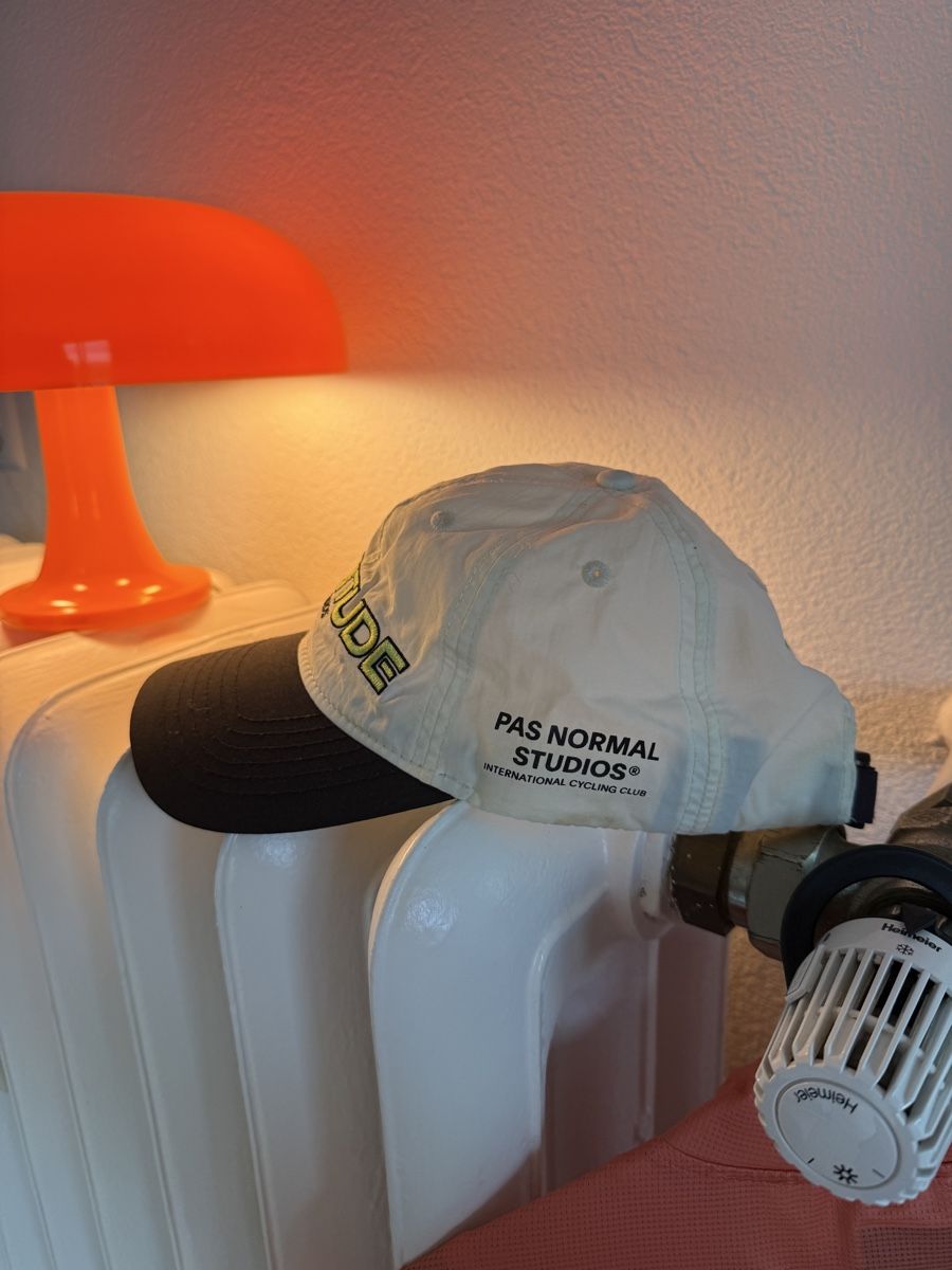 Pas Normal Studios Copricapi, berretti & cappellini: Pas Normal Studios Solitude Cap | Cycling Cap | Rare Edition – Usato da Bern venduto da lea_2x97 1