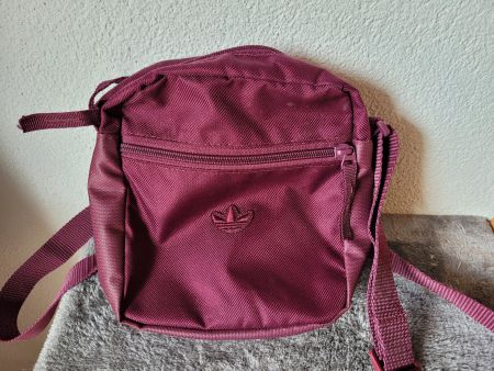 Kleine adidas-Tasche (dunkelrot)