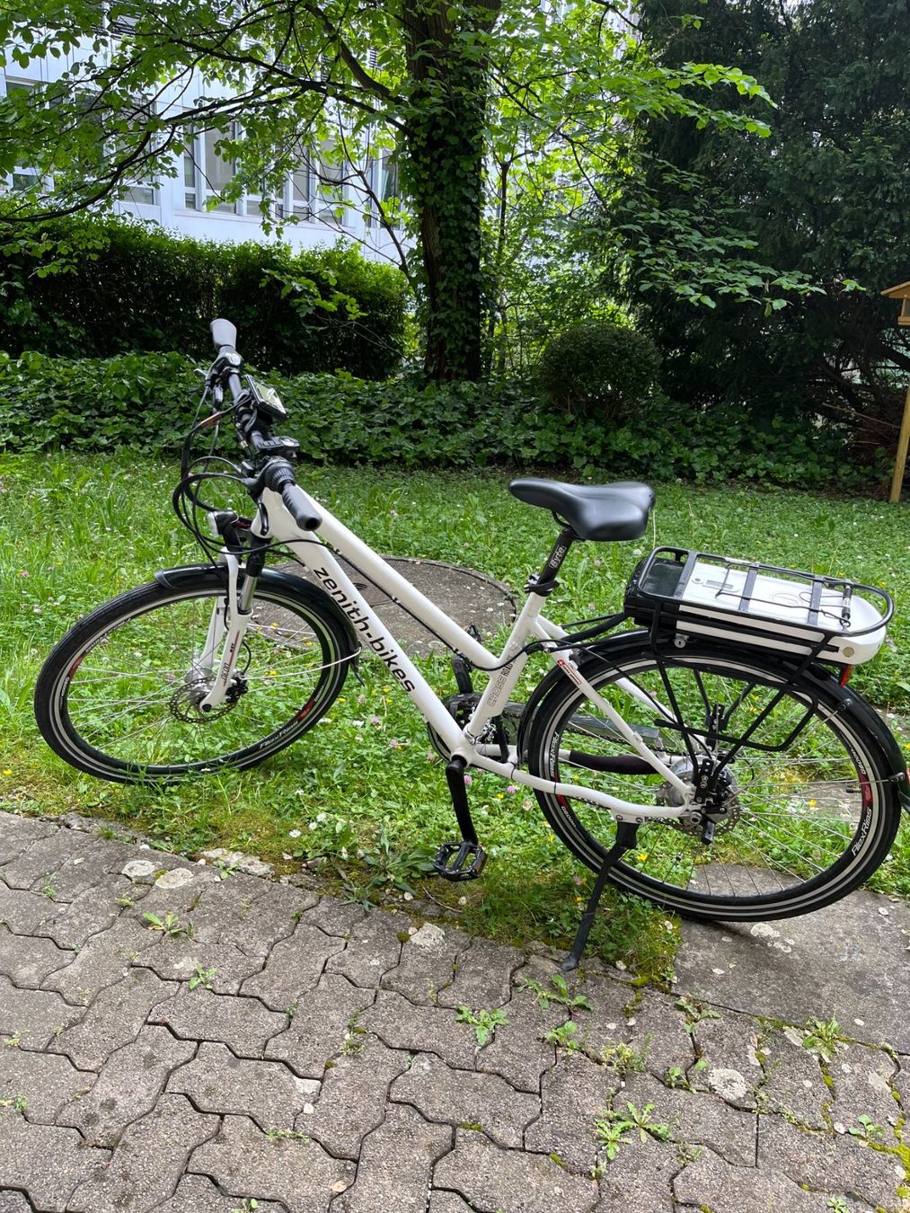 Zenith Velos: Zenith E-Bike Cross Road II weiss – Gebraucht aus Zürich von  1