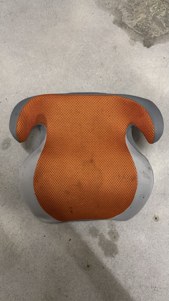 Seggiolini per auto: Child seat booster orange grey used condition – Usato da Winterthur venduto da Kevin.Prandini