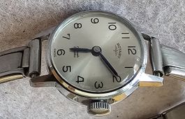 ROTARY Handaufzug Swiss Made Elegante Damenuhr