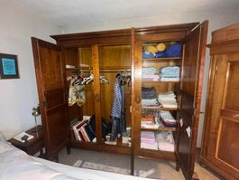 Antiker Kleiderschrank, massiv Holz, 3-türig, 1980er ...
