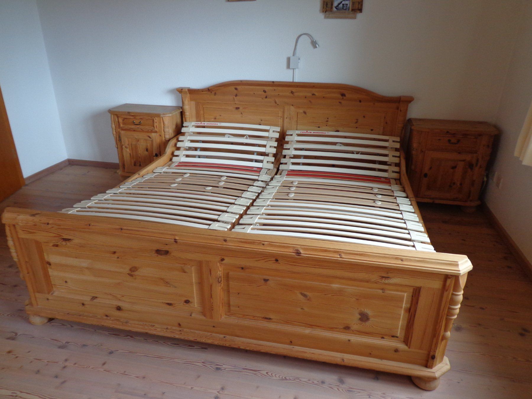 Betten: Doppelbett mit Lattenroste und 2-Nachttische – Gebraucht aus Eschenbach SG von Roeni60 7