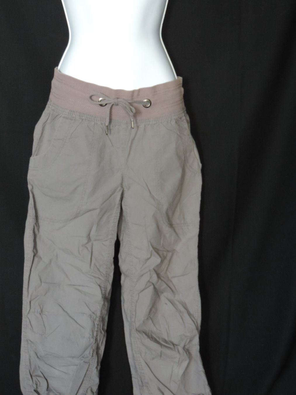 Hosen: pantacourt sport gris vert – Gebraucht aus Genève von Axelle333 1