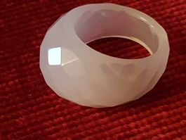 Ring milchweiss facettiert 17mm = 53, Lagenlook