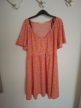 Kleid orange-pink geblümt Grösse 44 guter Zustand