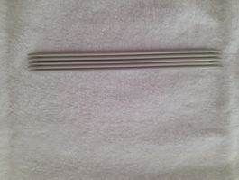 Feine und kurze Stricknadel