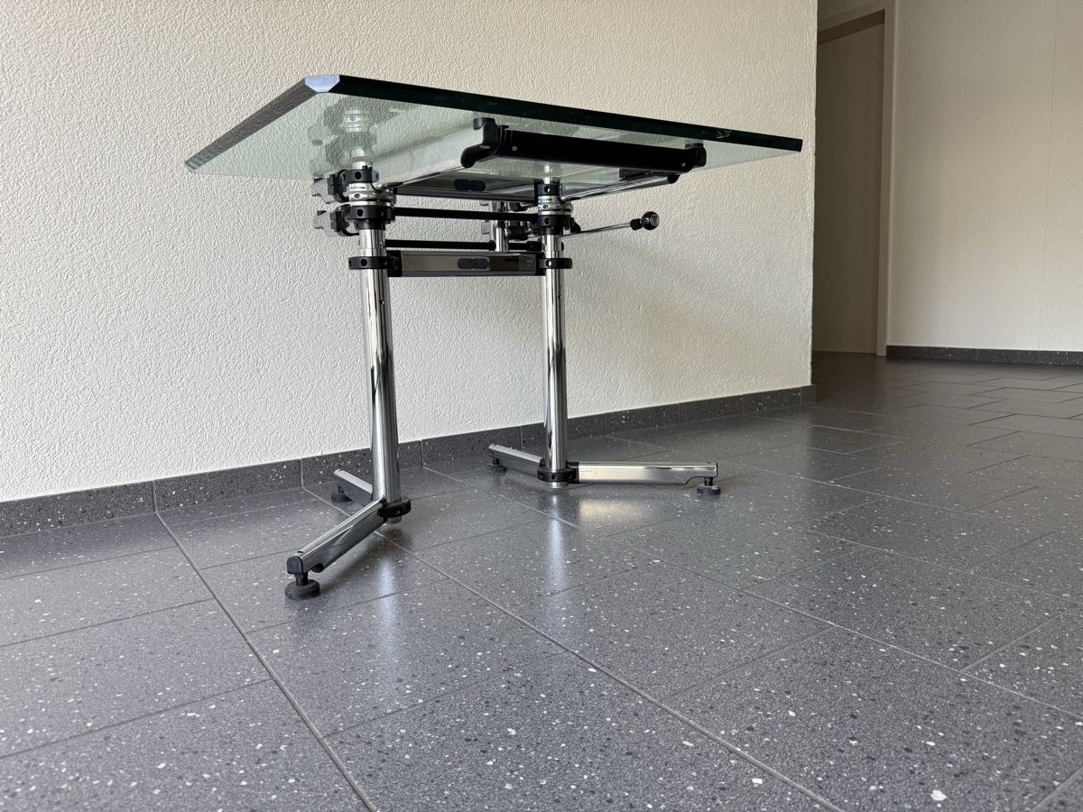Scrivanie: USM kitos Moderner Glastisch mit Chromgestell. – Usato da Zürich venduto da chi_xhq5 5