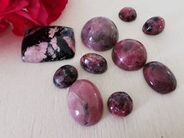 10 Stk. verschiedene Rhodonit Cabochons / Lager-Sondererkauf