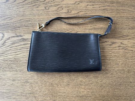 Louis Vuitton pochette black Epi (excellent condition)
