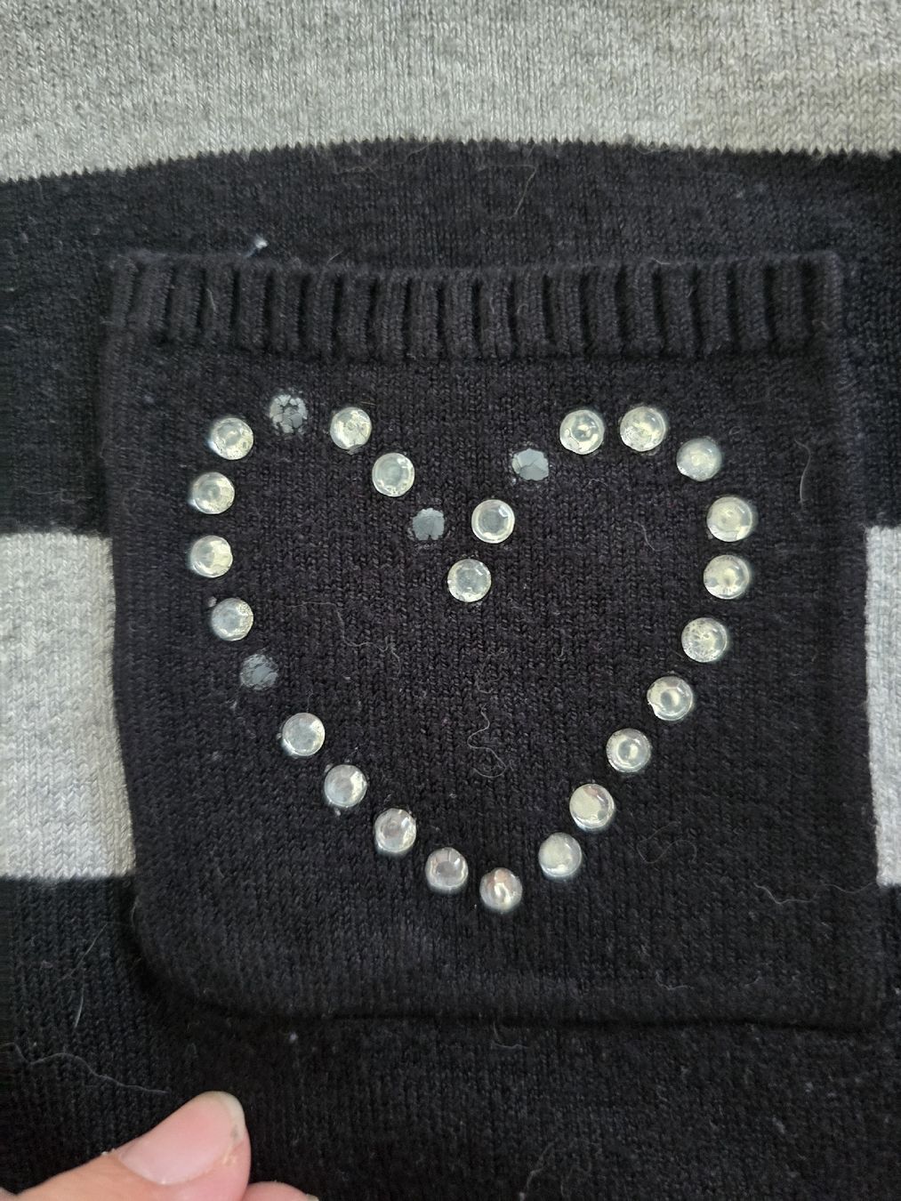 Maglioni & Felpe: Pullover gestreift mit Herz Grösse 110 – Usato da Unterentfelden venduto da Panda-87 1