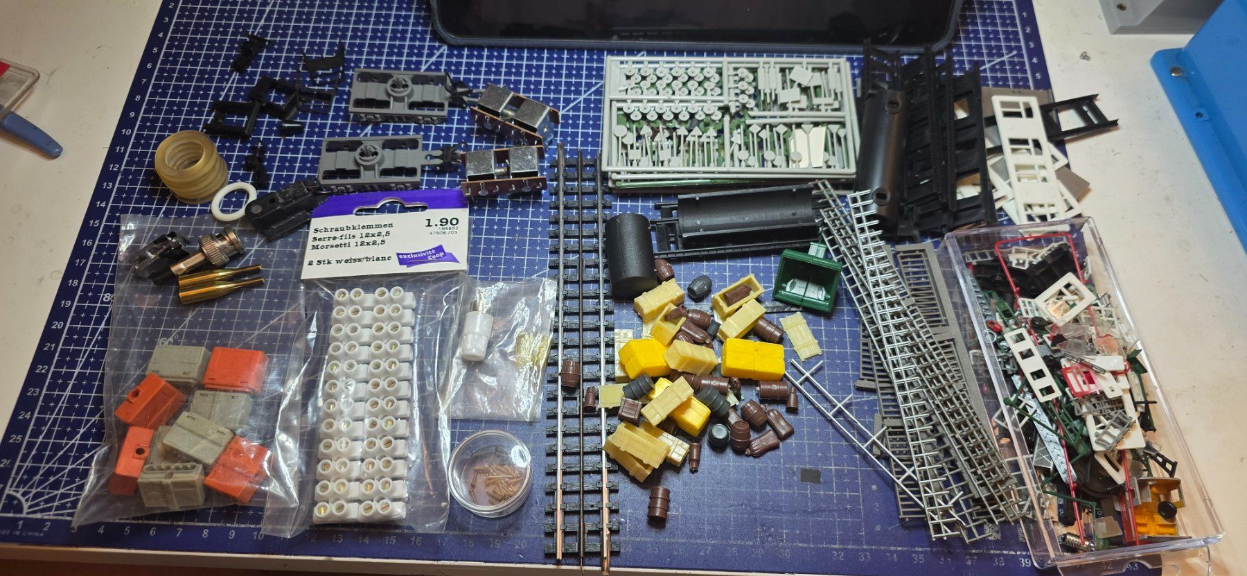 Modellini di ferrovie: Diverse Modelleisenbahn-Teile – Usato da Hochfelden venduto da Danizh0