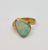 **Exklusiver 18k Goldring mit australischem Fancy-Opal**