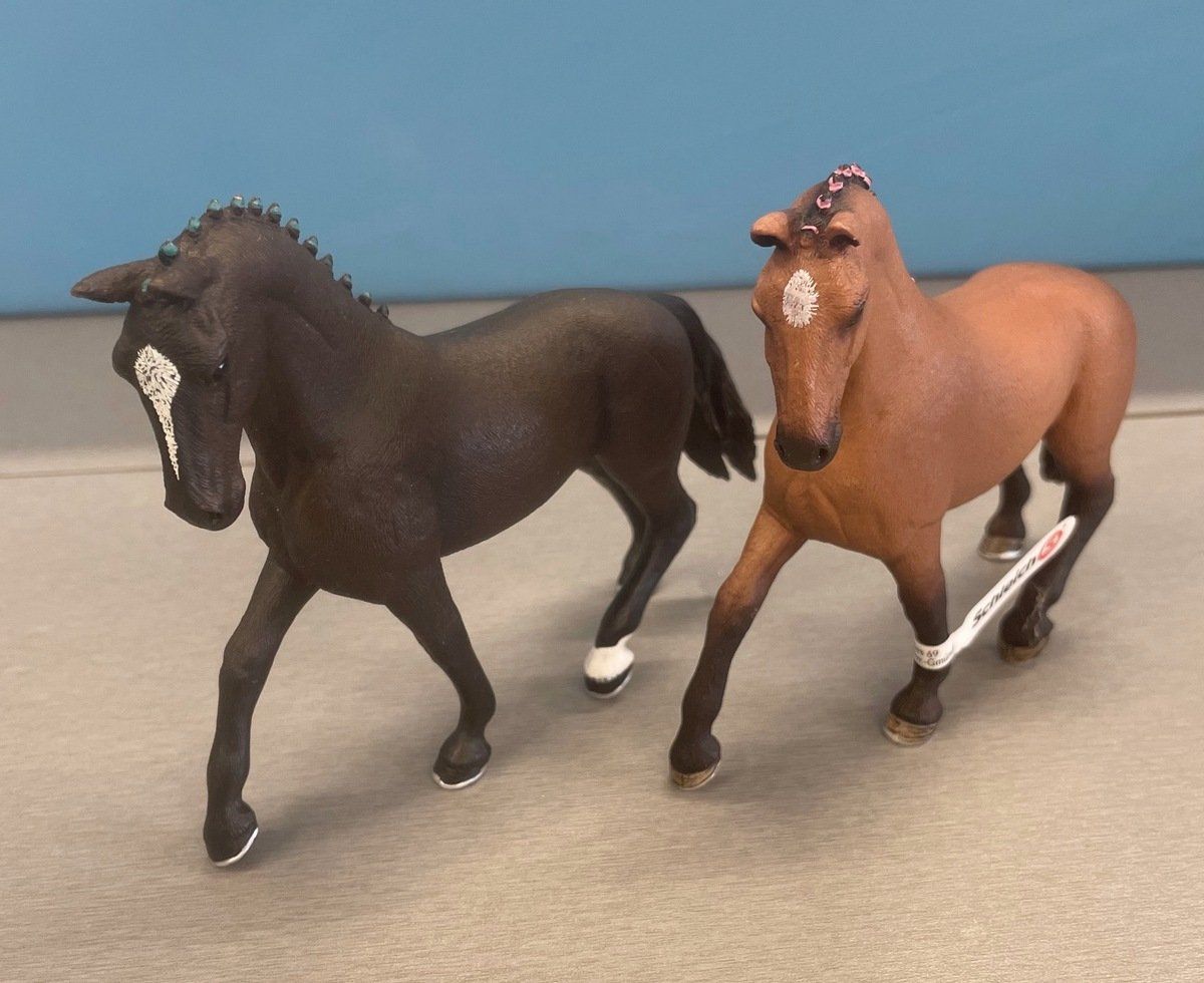 Schleich Spielzeuge: Schleich 2 Turnierpferde und 2 andere Pferde – Gebraucht aus Sirnach von sagrotin 2