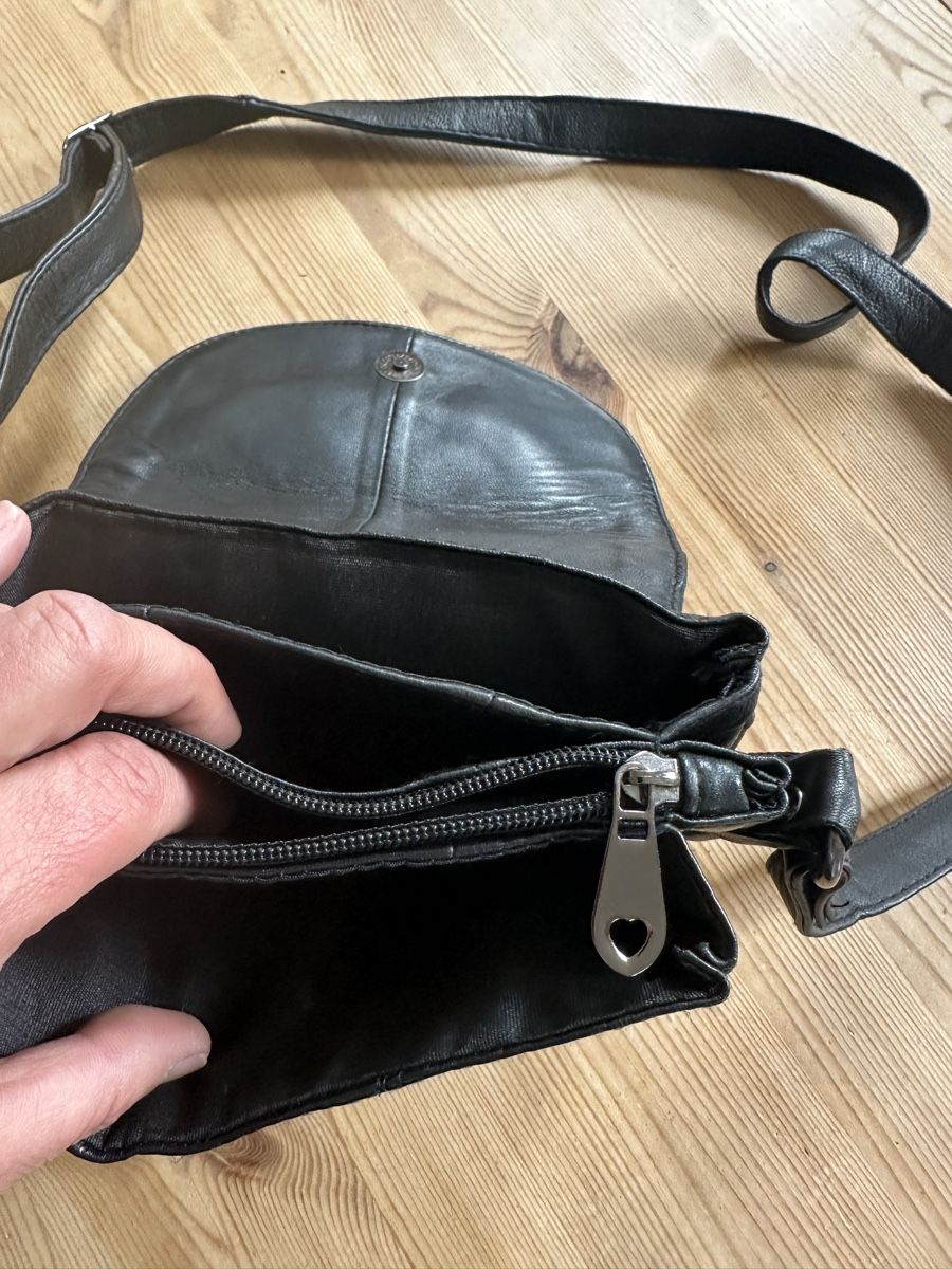 Taschen für Damen: Schwarze Ledertasche. – Gebraucht aus Schöfflisdorf von Katrins02 5