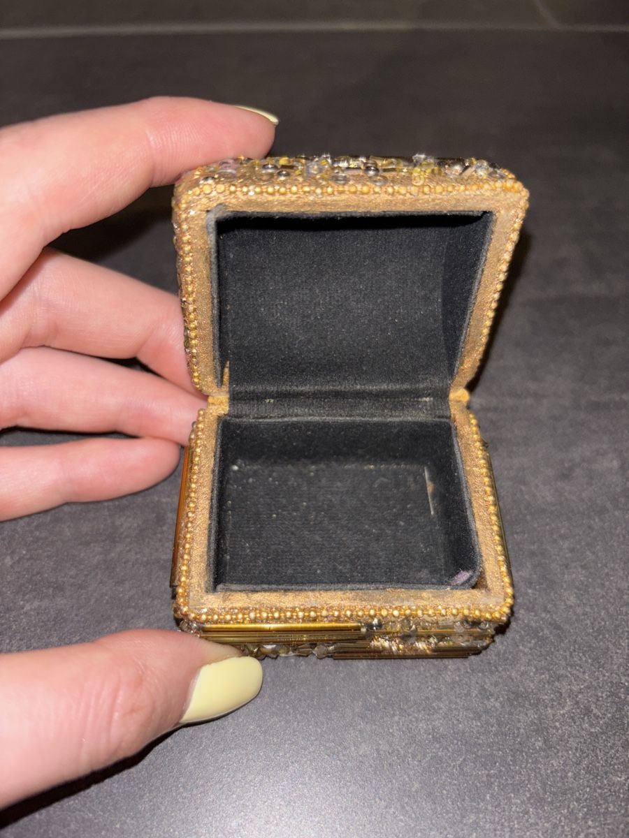 Tutte le decorazioni: Schönes Schmuckkästchen, verziert mit Goldperlen – Usato da Wabern venduto da est_jw6s 1