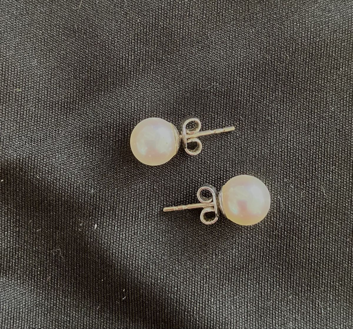 Perle (finte): Elegante Suesswasser Perlenohrstecker versilbert, – Usato da Neerach venduto da FarbenundLacke