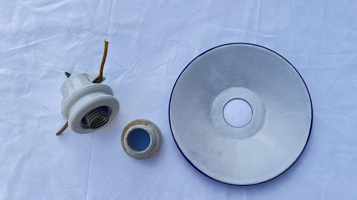Lampade: Stalllampe mit Emailleschirm weiss – Usato da Vilters venduto da Antik2016 1
