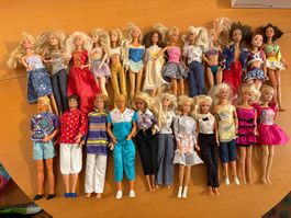 Lot de 24 poupées Barbie et Ken et autres vintage
