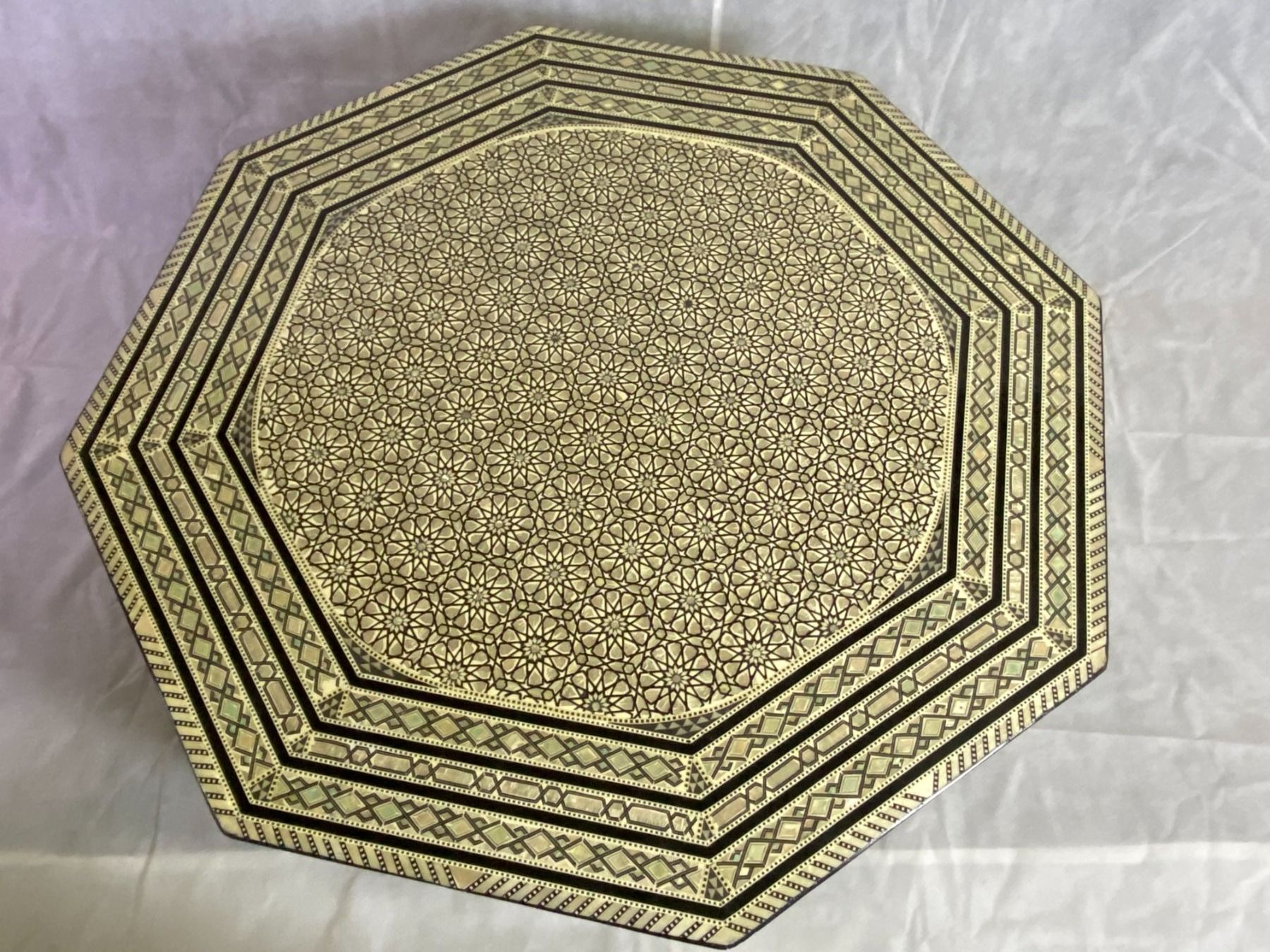 Tavoli: Table de salon marquetée de nacrée. – Nuovo (secondo la descrizione) da geneve venduto da louisart 4