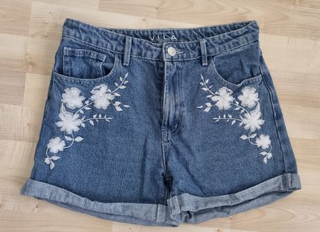 Vila! Jeans Shorts, Gr. 36, mit Blumen Stickerei