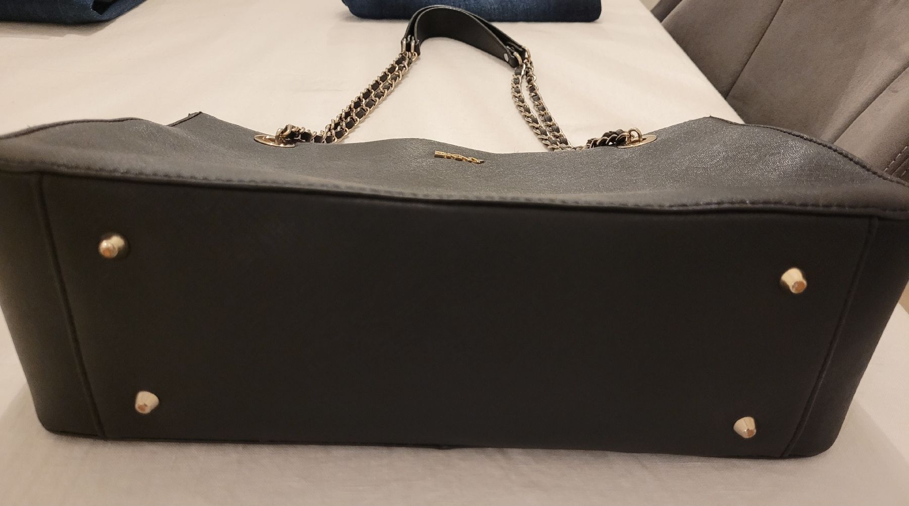 DKNY Taschen für Damen: DKNY Tasche mit goldenen Details – Gebraucht aus Bünzen von Milly32 4
