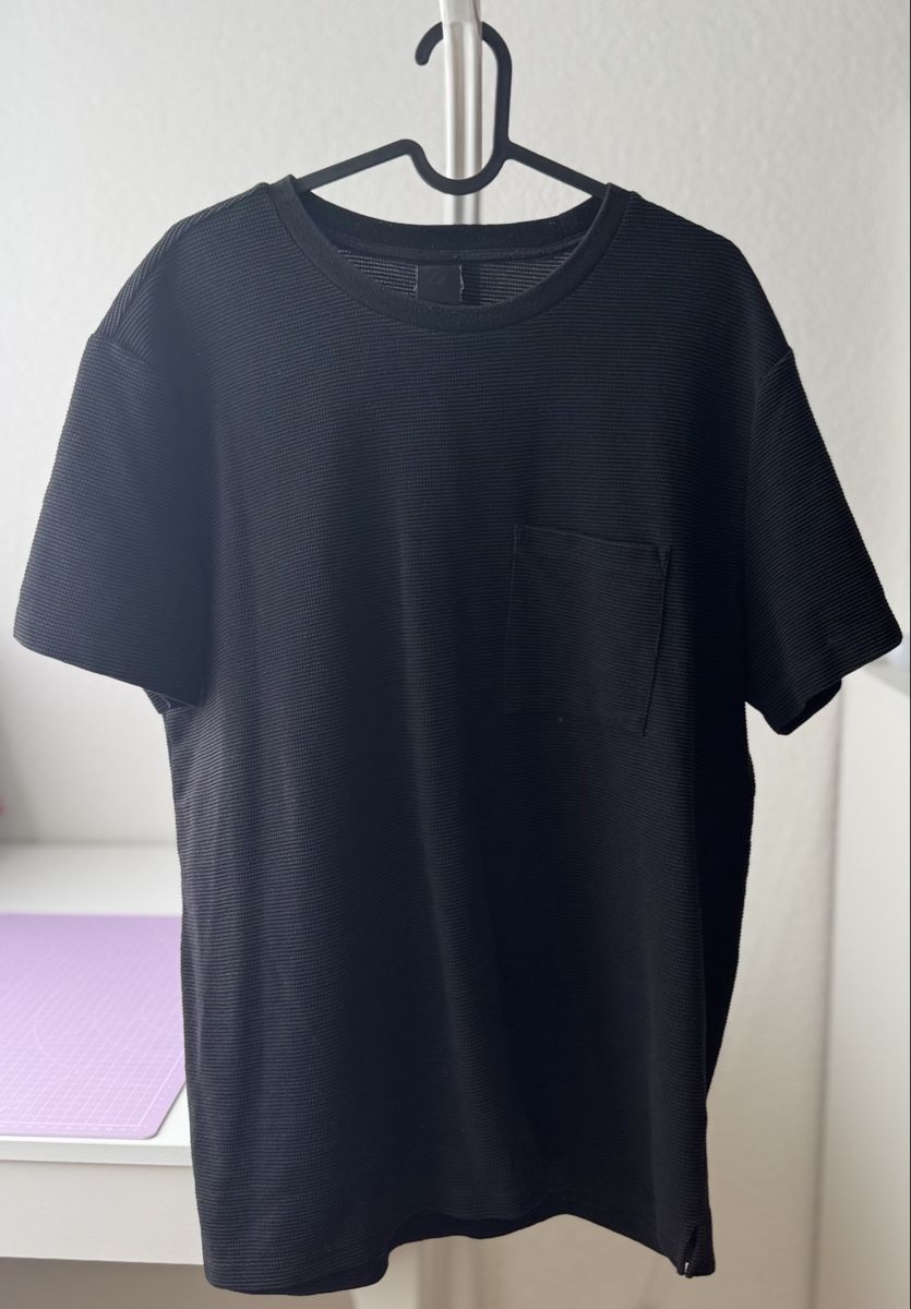 H&M T-Shirts: Schwarzes T-Shirt Grösse L – Gebraucht aus Ebikon von jov_w5ww