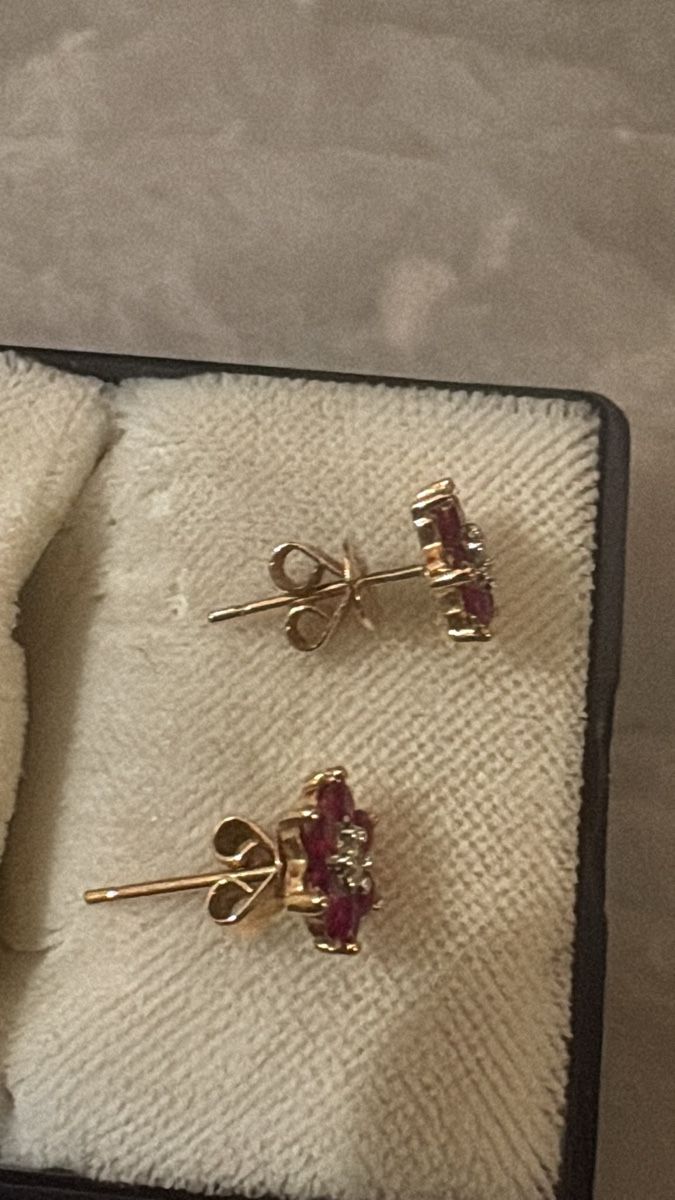 Orecchini pendenti & Orecchini a lobo: 18K Gold Ruby and Diamond Flower Stud Earrings Pair – Nuovo (secondo la descrizione) da Zürich venduto da son_8gjd 1