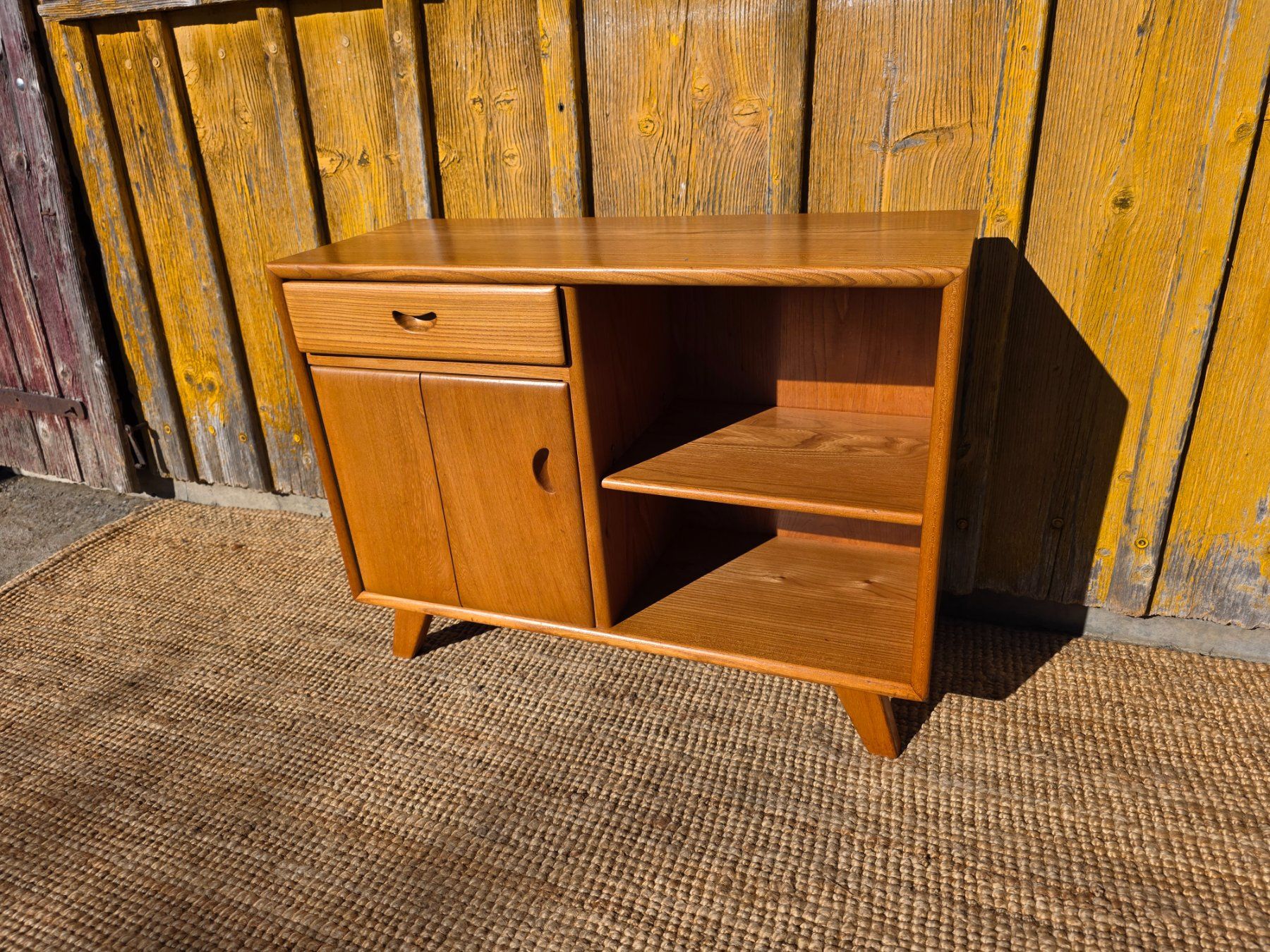 Kommoden: Mid-Century  Original Kommode Sproll style Vollmassiv Ulme – Gebraucht aus Haslen AI von Vintagelix 1